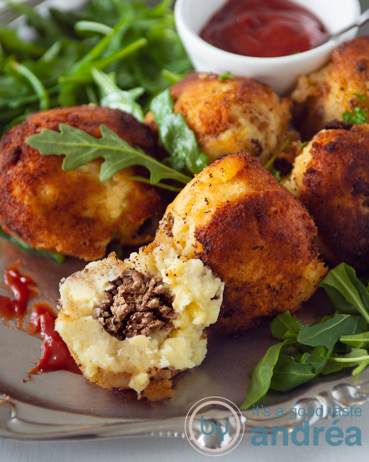 pappas relenas op een zilveren schaal. éen van de bollen is gehalveerd.