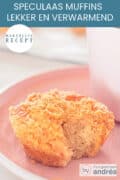 Een roze bord met een speculaasmuffin waar je de luchtige binnenkant kunt zien. Bovenin een tekst: Speculaas muffin lekker en verwarmend. Makkelijk recept.