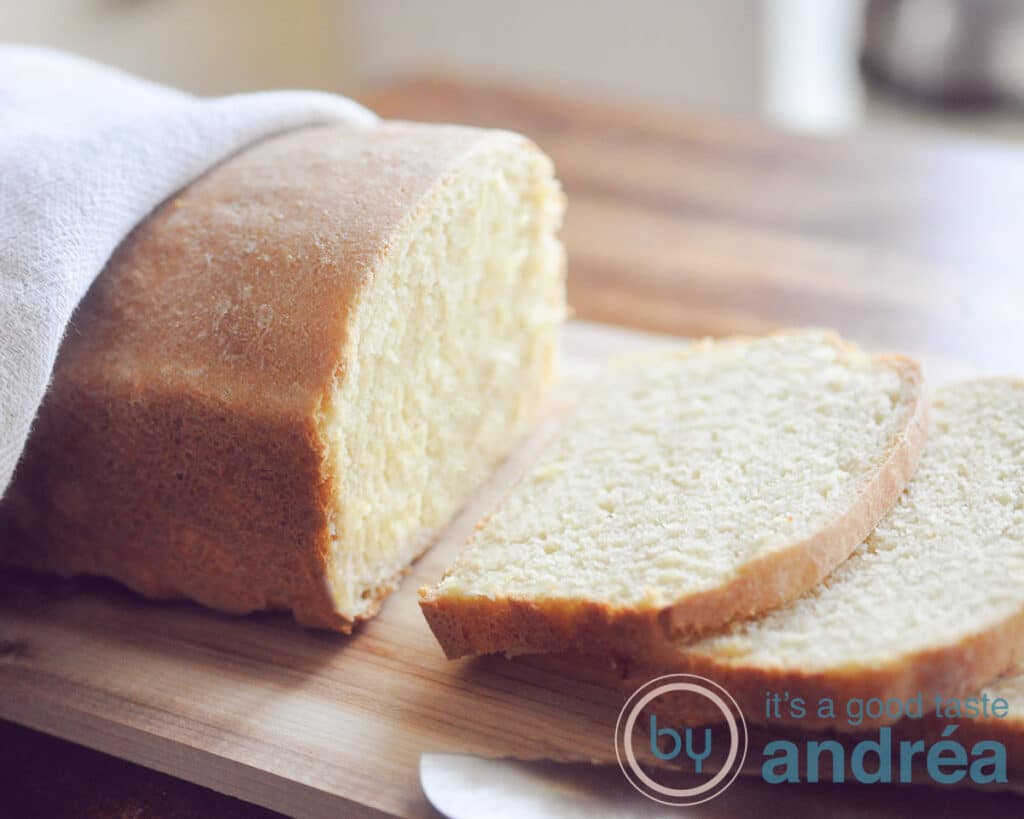 Maisbrood in plakjes gesneden