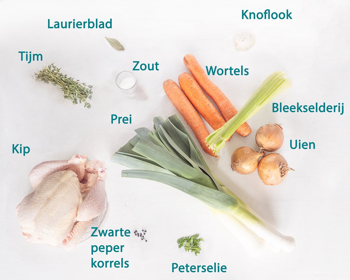 Ingredienten Zelfgemaakte kippenbouillon, op een witte ondergrond met tekstbeschrijving