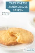 Een wit bord met twee koekjes, waarvan een een hap mist. Boven een tekst: Makkelijk recept, ouderwetse zandkoekjes