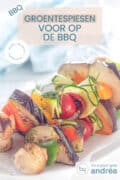 Groentespiesen voor op de BBQ op een witte schaal (drie stuks). Bovenin een tekstoverlay Groentespies voor op de bbq, makkelijk recept, vegetarisch