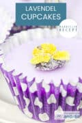 Een deel van een lavendelcupcake met een suikerbloem en icing. Bovenin een tekst: makkelijk recept, lavendel cupcake