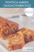 Een deel van een walnotenbrood uit Slovenië / Kroatië op een wit bord. Een tekst bovenin: makkelijk recept, povitica maken (walnotenbrood)