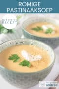 Twee kommen pastinaaksoep in een groene kom met yoghurt en koriander. Een tekst bovenin: makkelijk recept, romige pastinaaksoep