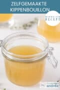 3 potten gevuld met kippenbouillon van glas op een witte ondergrond. Tekst: makkelijk recept, zelfgemaakte kippenbouillon