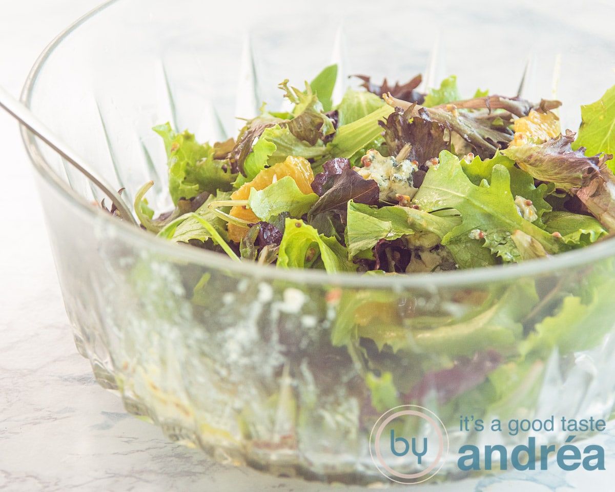 een sinaasappel salade gemengd met de dressing