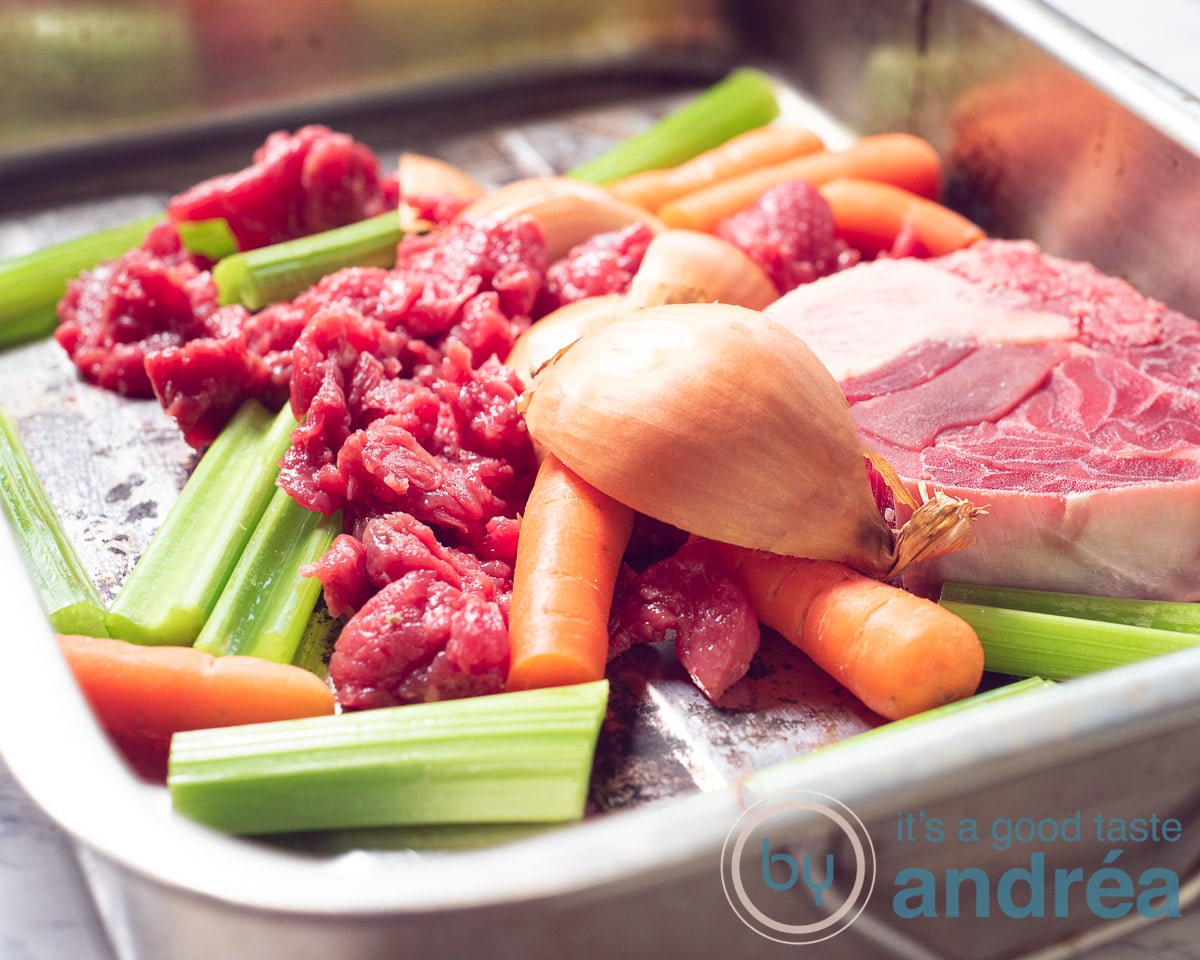 Doe het vlees, botten en groenten in de ovenschaal