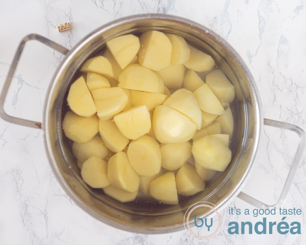 Kook de aardappels in een pan