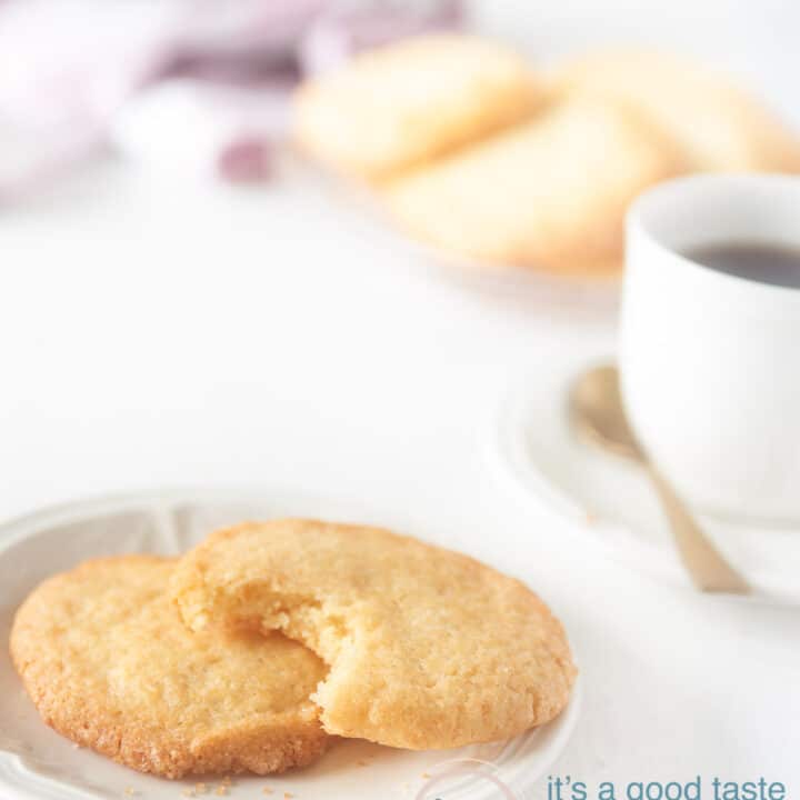 eenvoudige koekjes op een bord met koffie