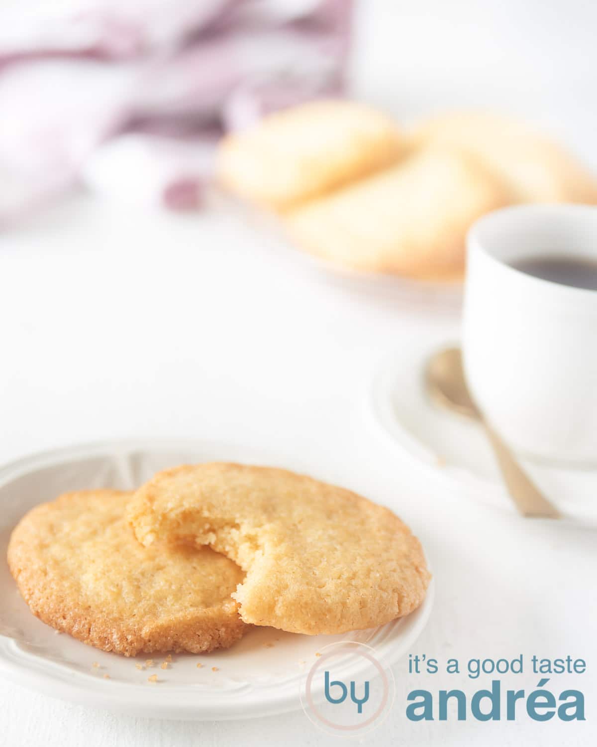 eenvoudige koekjes op een bord met koffie