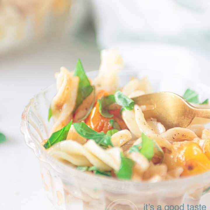 pasta salade met geroosterde tomaatjes, basilicum, fussili en een heerlijke dressing!