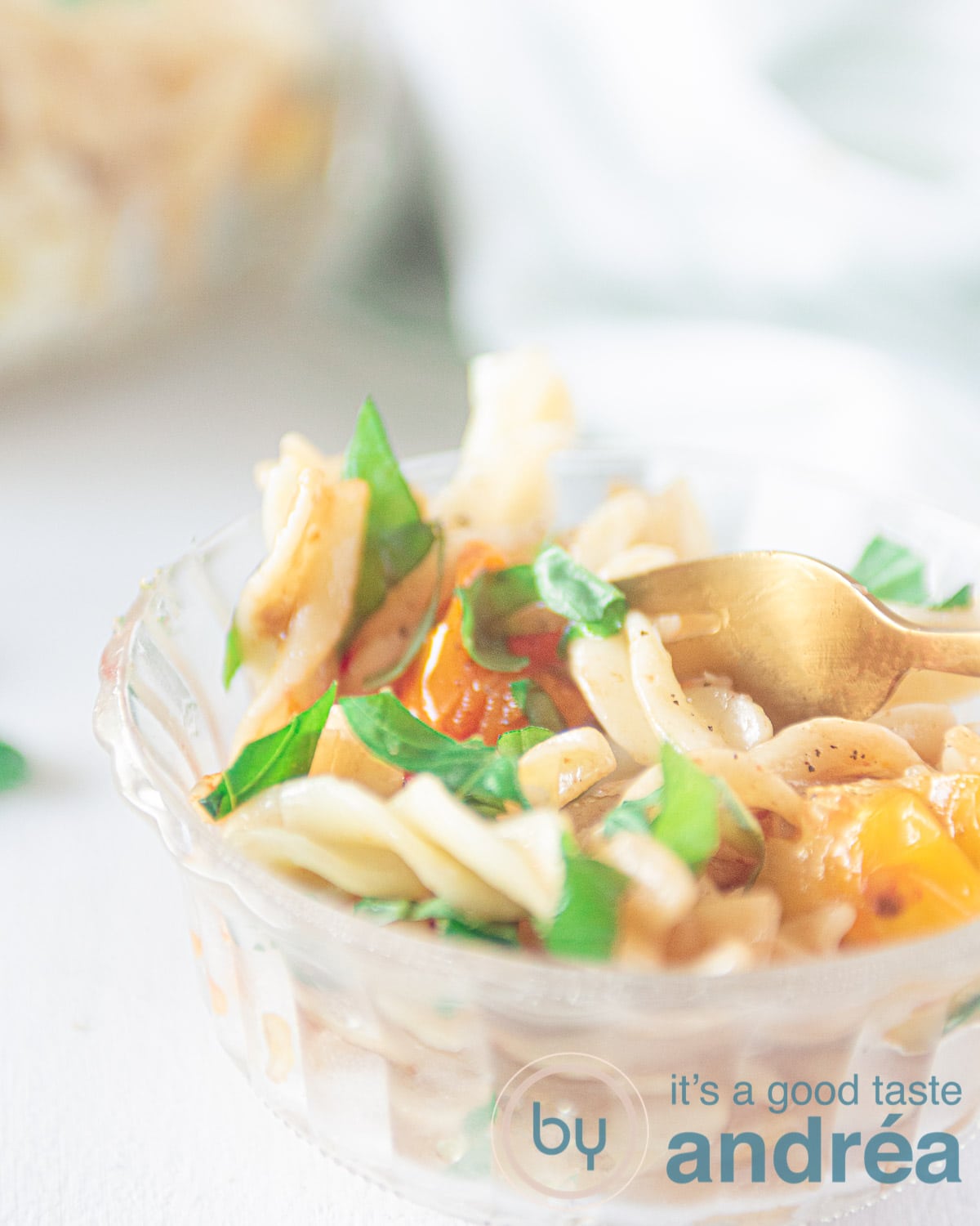 pasta salade met geroosterde tomaatjes, basilicum, fussili en een heerlijke dressing!