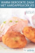 Een stukje gerookte zalm met twee aardappelkroketjes ervoor. Een tekst bovenin: Warm Gerookte zalm met aardappelkoekjes, makkelijk recept