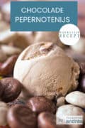 Een bol pepernotenijs op een laag pepernoten. Bovenin een tekst: makkelijk recept Pepernoten ijs