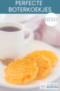 Een foto in de hoogte met een wit bord met drie koekjes en een kop koffie. Een tekst: makkelijk recept, perfecte boterkoekjes