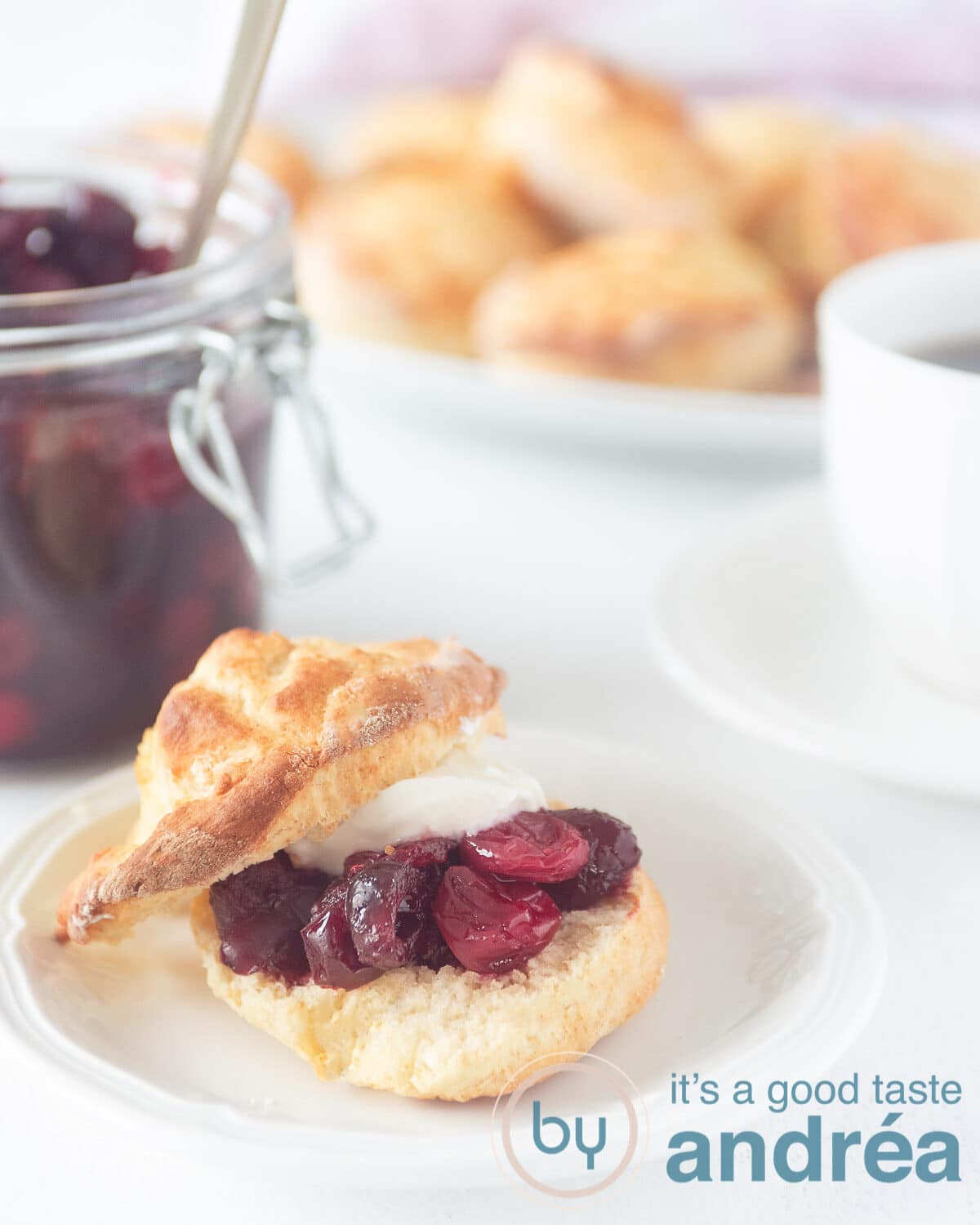 scones met cranberry limoen compote en clothed cream