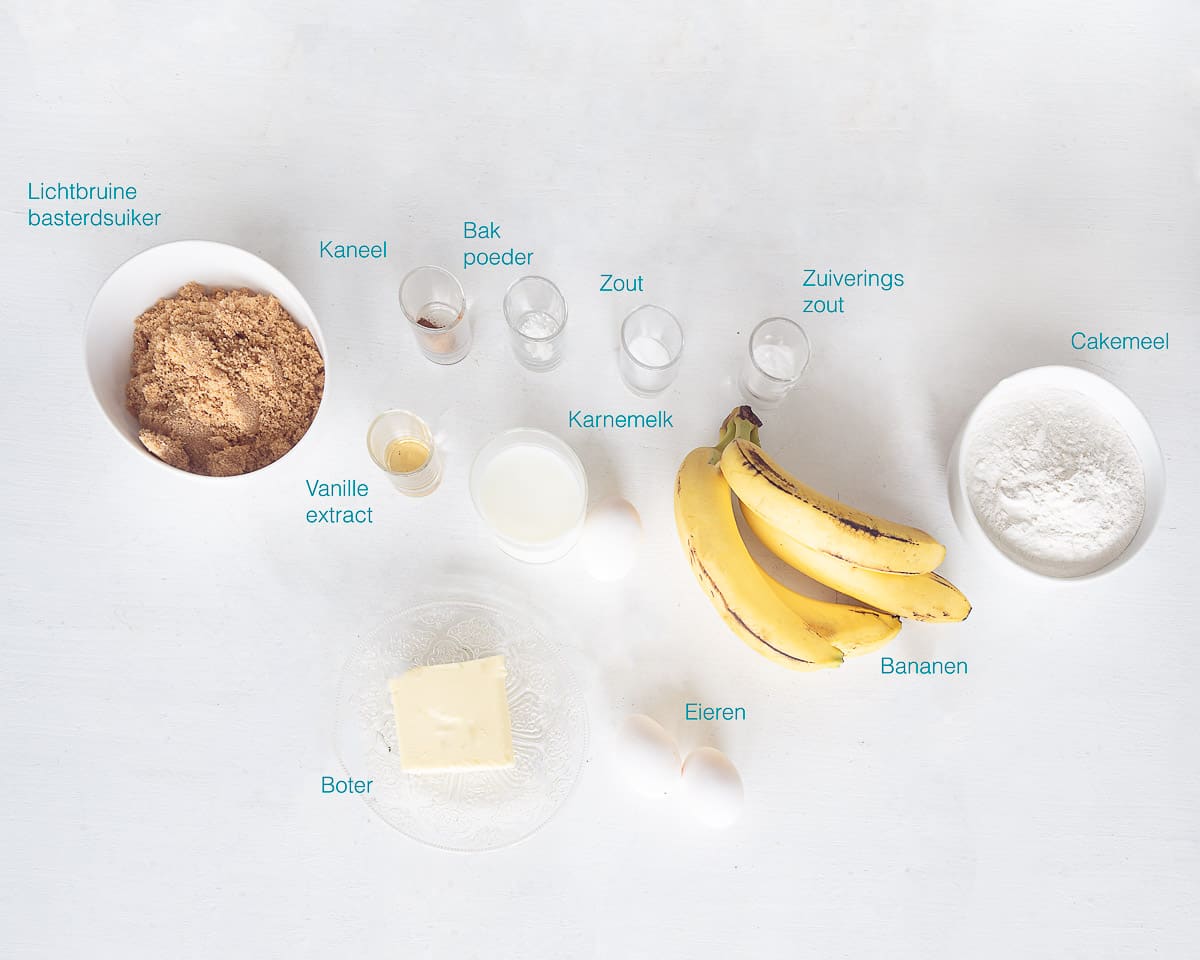 Ingrediënten Bananen Cupcakes individueel gelabeld op een witte ondergrond