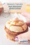 Een cupcake van banaan met karamel. Een hand pakt de cupcake. Bovenin een tekstbeschrijving bananen cupcake met karamel botercreme, zoet, bakken, makkelijk recept