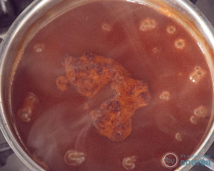 Saus in een steelpan aan het sudderen