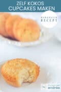 Een bordje met een kokos cakeje met een schaal met cakejes in de achtergrond. Een tekst bovenin: zelf kokos cupcakes maken, makkelijk recept