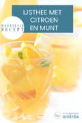 Twee glazen gevuld met sinaasappel, citroen en munt ijsthee. Een tekst bovenin: makkelijk recept, ijsthee met citroen en munt