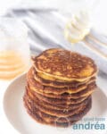 Karnemelk maismeel pancakes op een bord