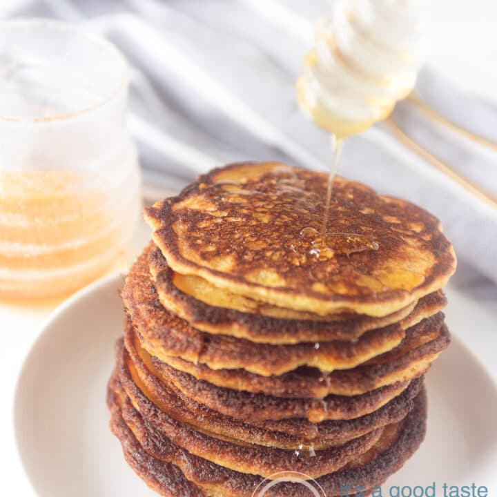 Karnemelk maismeel pancakes op een bord