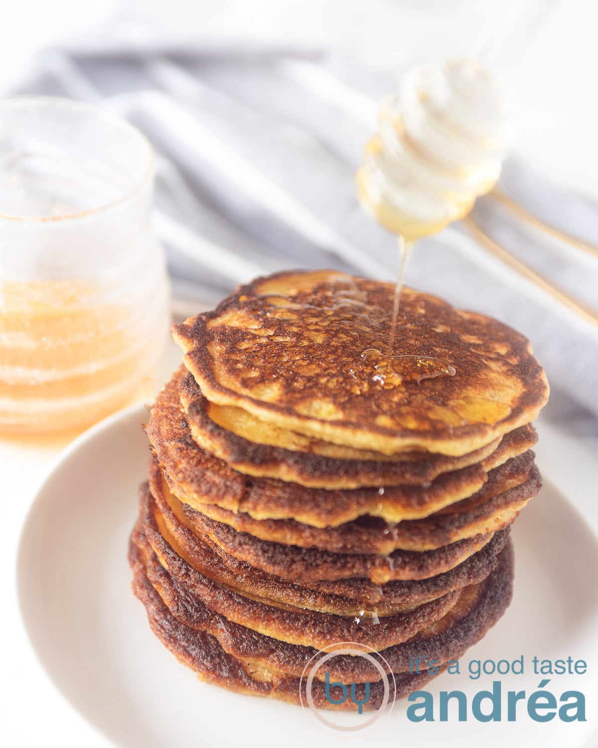 Karnemelk maismeel pancakes op een bord