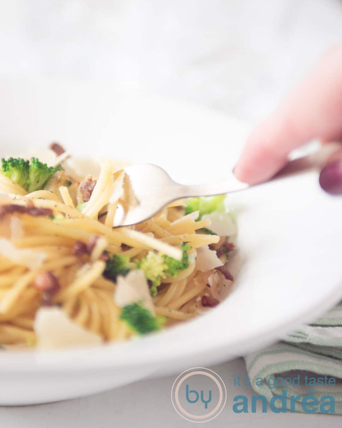 Spaghetti met broccoli, gehakt en spekjes