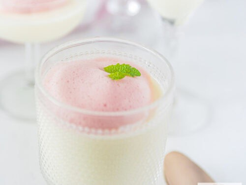 Vierkante foto met panna cotta karnemelk in een glas met bessenschuim topping