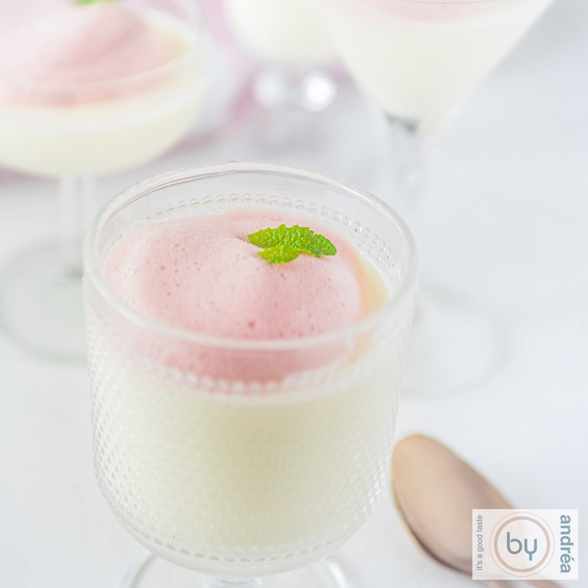 Vierkante foto met panna cotta karnemelk in een glas met bessenschuim topping