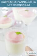 Een paar glazen gevuld met panna cotta met karnemelk en bessensaus. Een tekst: makkelijk recept, karnemelk panna cotta met bessenschuim