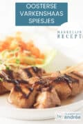Een wit bord met drie varkenshaasspiesjes en een wortel komkommer salade in de achtergrond. Een tekst bovenin: makkelijk recept, oosterse varkenshaas spiesjes