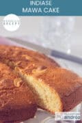 Een deel van een Mawa Cake met kardemom en cashewnoten. Een punt is eruitgesneden. Een tekst bovenin: makkelijk recept, Indiase Mawa Cake