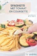 Een deel van een wit bord met spaghetti, courgette, cherry tomaten, gehakt en spekjes. Bovenin een tekst: pasta, spaghetti met tomaat en courgette, makkelijk recept.