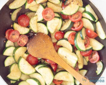 Courgette, tomaten geroerbakt en op smaak gebracht met kruiden.