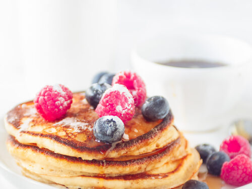 stapel pancakes met vers fruit
