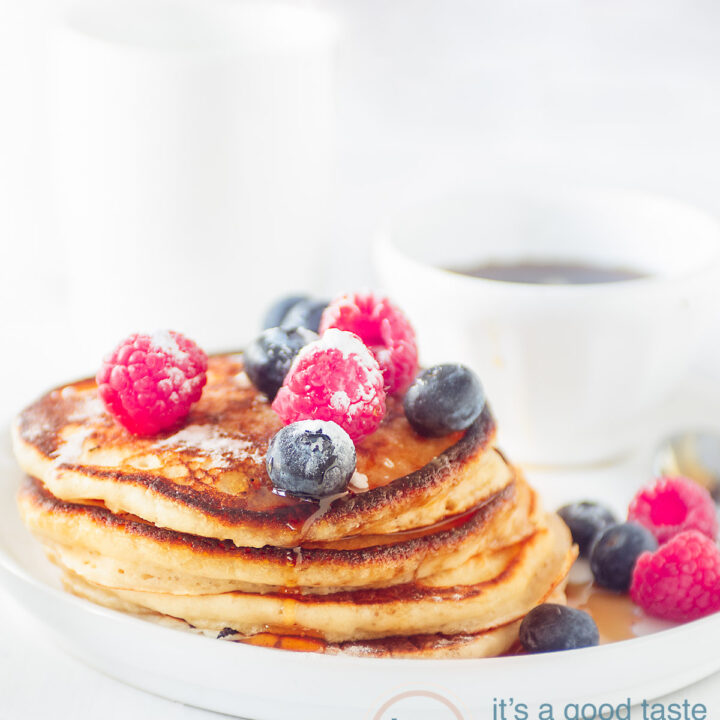 stapel pancakes met vers fruit
