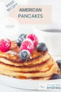 Een deel van een stapel mini pannekoekjes met vers fruit. Een text overlay bovenin: basisrecept, american pancakes, makkelijk recept.