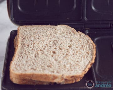 Een tosti in een tosti-ijzer