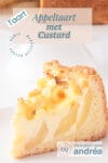 Een punt appeltaart met custard op een wit bord. Daarboven een tekstbeschirjivjng Appeltaart met Custard, romig, taart, makkelijk recept