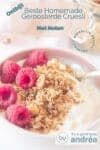 Een roze schaaltje gevuld met Griekse yoghurt granola en frambozen. Een text overlay beschrijft de foto