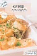 Een deel van een witte ovenschaal met kip prei en gebakken stokbrood. Een lepel schept een hap eruit. Een tekst bovenin: kip prei ovenschotel, avondeten, makkelijk recept.