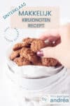 Een witte schaal gevuld met kruidnoten. Een hand pakt een koekje. Een tekstoverlay bovenin: makkelijk kruidnoten recept, sinterklaas, eenvoudig recept, zoet