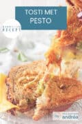 Een deel van een ham kaas tosti met pesto. Een stuk wordt omhoog gehouden en de kaas sliert tussen de stukken brood. Een tekst: makkelijk recept, tosti met pesto