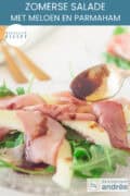 Een salade met meloen, rucola en pancetta op een bord. Een tekst: makkelijk recept, zomerse salade met meloen en parmaham