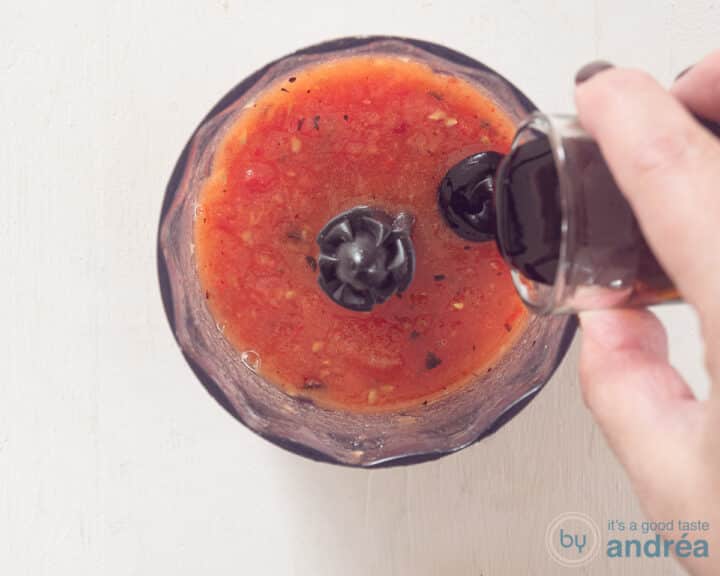 De salsa is gepureerd en balsamico crème wordt er aan toegevoegd.