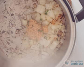 De ui wordt met de knoflook aangebakken.
