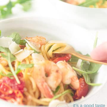 spaghetti with shrimp and arugula